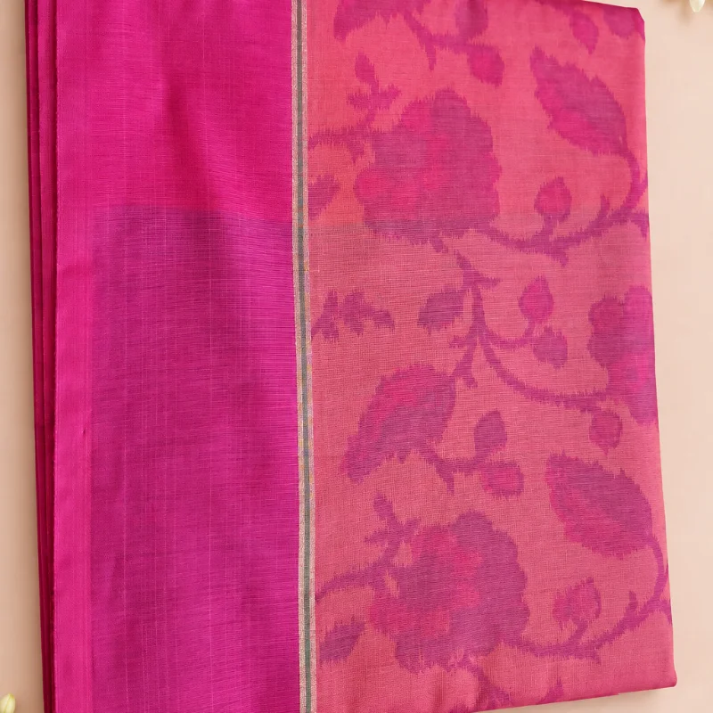 Gorgeous Rani Pink & Peach Kalkatti Cotton Saree featuring rich, self-woven floral vines and an elegant, solid pallu panel divided by a delicate gold border line.