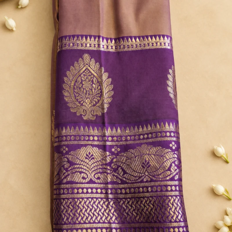 💜 Stunning dual tone Metallic Rose-Gold & Royal Purple Banarasi Silk Saree highlighted by a spectacular double border design and intricate woven Zari motifs